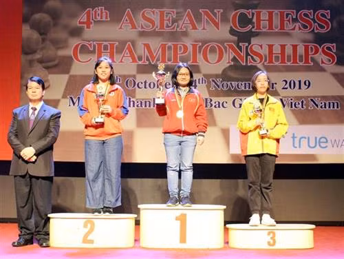 组委会在女子快棋个人赛颁发奖项。图自越通社 组委会在女子快棋个人赛颁发奖项。图自越通社