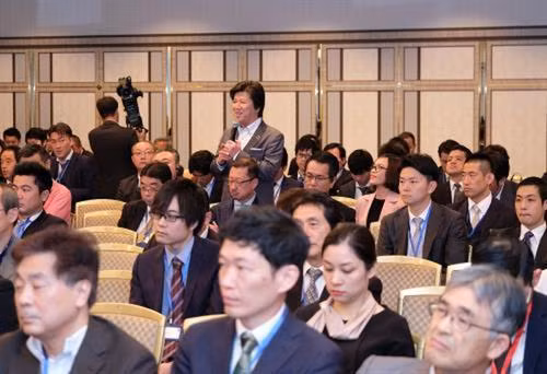与会代表在研讨会上发表讲话。图自越通社 与会代表在研讨会上发表讲话。图自越通社