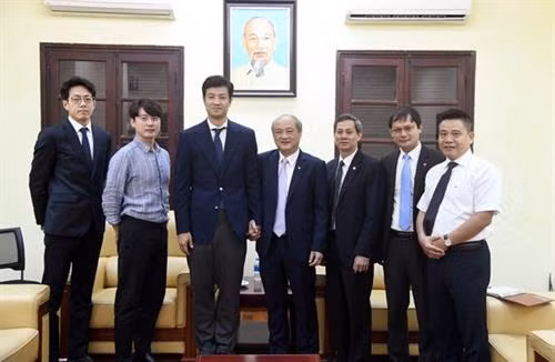 亚洲奥林匹克理事会干部代表团与越南体育总局代表合影留念。图自越通社 亚洲奥林匹克理事会干部代表团与越南体育总局代表合影留念。图自越通社