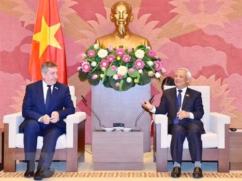 越南国会副主席汪周刘（右）会见罗马尼亚—越南议员友好小组主席卢西恩·爱德华·西米翁。越通社记者 芳花 摄