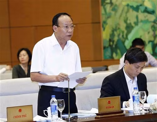 公安部副部长黎贵王在宣读政府呈文。图自越通社 公安部副部长黎贵王在宣读政府呈文。图自越通社