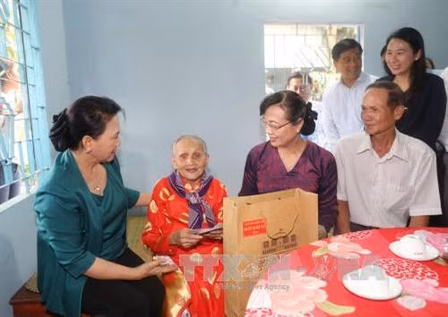 阮氏金银向越南英雄母亲赠送慰问品。(图片来源:越通社) 阮氏金银向越南英雄母亲赠送慰问品。(图片来源:越通社)