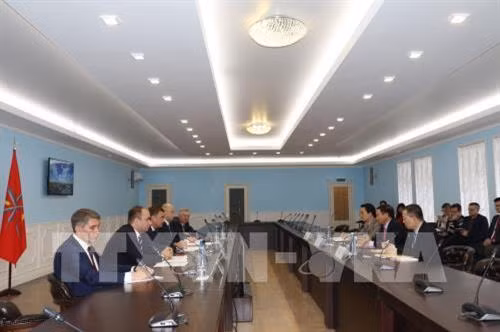 吴德孟大使已同图拉州州长阿列克谢•久明进行工作会谈场景。图自越通社