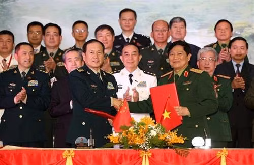 吴春历大将和魏凤和上将签署友好合作谅解备忘录。越通社记者 杨江 摄 吴春历大将和魏凤和上将签署友好合作谅解备忘录。越通社记者 杨江 摄