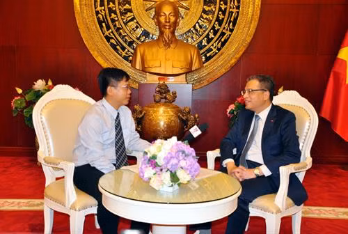 中国特命全权大使邓明奎(右)接受了越通社驻中国记者的采访。图自越通社 中国特命全权大使邓明奎(右)接受了越通社驻中国记者的采访。图自越通社