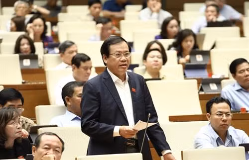 国会代表在会议上发言。图自越通社 国会代表在会议上发言。图自越通社