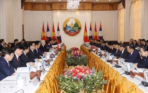 越共中央总书记、国家主席阮富仲会见老挝总理通伦·西苏里。图自越通社