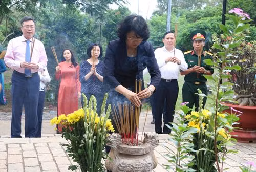 越南国家副主席邓氏玉盛在昆岛行杨烈士陵园敬香。(图片来源:越通社) 越南国家副主席邓氏玉盛在昆岛行杨烈士陵园敬香。(图片来源:越通社)