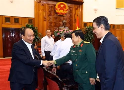 越南政府总理阮春福和安江省骨干领导。(越通社记者 统一 摄) 越南政府总理阮春福和安江省骨干领导。(越通社记者 统一 摄)