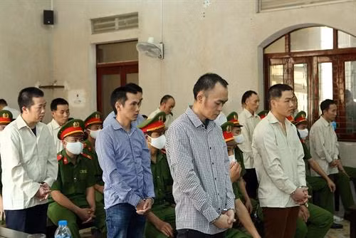 被告人在法庭听取宣判。图自越通社