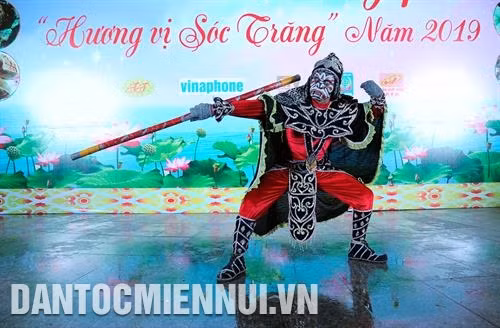 南部高棉游鸡舞台上的反派人物。图：争多 第一届九龙江三角洲游鸡和罗班舞台艺术联欢会上游鸡演出节目。图：福青