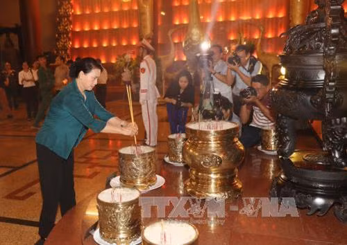 阮氏金银主席向古芝县烈士陵园和滨药(Bến Dược)纪念祠敬香。(图片来源:越通社) 阮氏金银主席向古芝县烈士陵园和滨药(Bến Dược)纪念祠敬香。(图片来源:越通社)