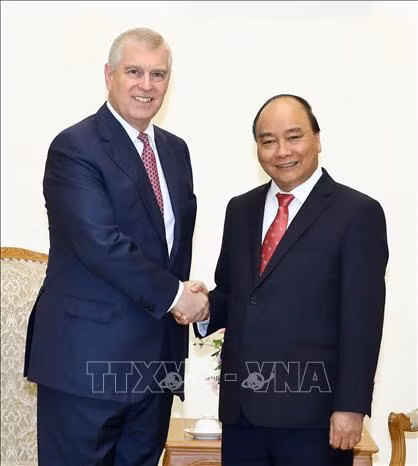 越南政府总理阮春福（右）会见英国约克公爵安德鲁（Andrew）王子。 图自越通社