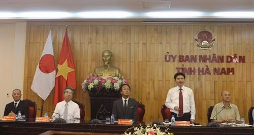 河南省人民委员会副主席张国辉发表讲话。 图自越通社 河南省人民委员会副主席张国辉发表讲话。 图自越通社