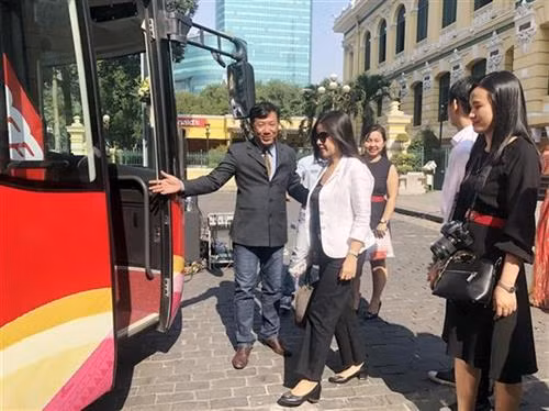 胡志明市观光巴士公交车线路的首批乘客。图自越通社 胡志明市观光巴士公交车线路的首批乘客。图自越通社