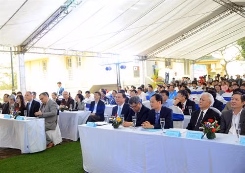 出席响应2019年世界气象日活动启动仪式的与会代表 图自越通社