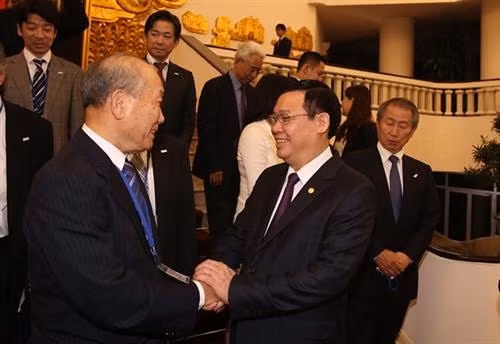 越南政府副总理王廷惠与日本人民外交促进会副主席中垣佳彦（左）。图自越通社
