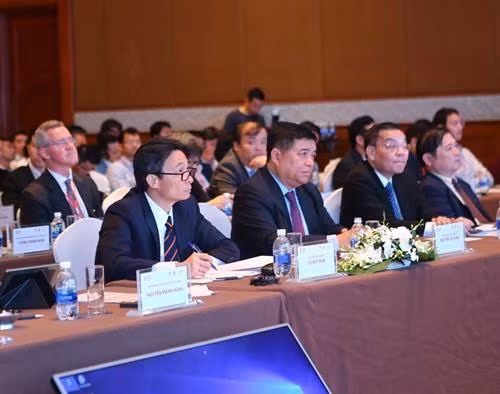 越南政府副总理武德儋和各部门领导出席。图自越通社