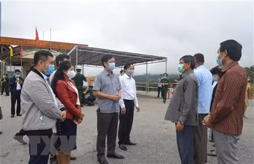 越南广治省与老挝沙拉湾省领导在达克容县拉莱国际口岸进行座谈。图自越通社 越南广治省与老挝沙拉湾省领导在达克容县拉莱国际口岸进行座谈。图自越通社