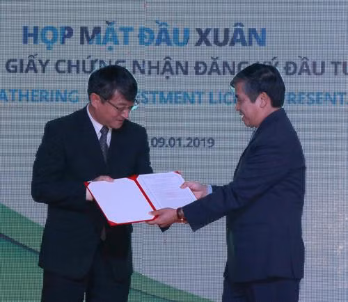 广义省VSIP工业区代表向投资商颁发投资许可证。图自越通社 广义省VSIP工业区代表向投资商颁发投资许可证。图自越通社