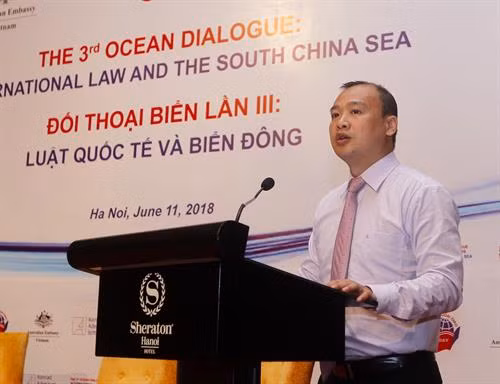 越南外交学院副经理黎海平博士在会上发表讲话。越通社记者 林庆 摄