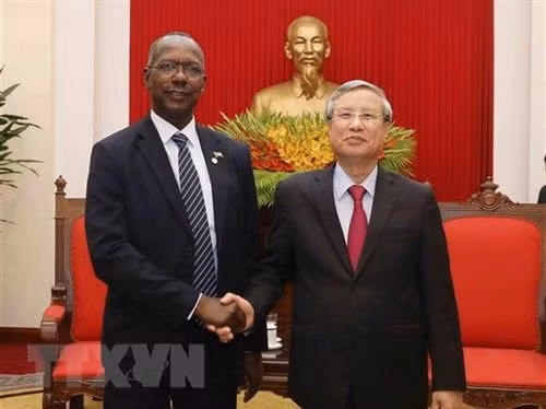 越共中央书记处常务书记陈国旺（右）会见苏丹总统助理、全国大会党副主席费萨尔·哈桑·易卜拉欣。图自越通社