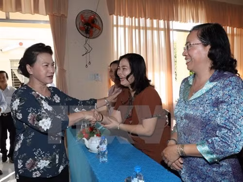 国会主席阮氏金银接触芹苴市丐冷郡兴盛坊选民(图片来源:越通社) 国会主席阮氏金银接触芹苴市丐冷郡兴盛坊选民(图片来源:越通社)