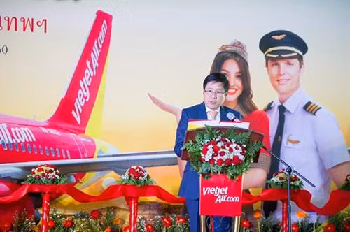 越南航空局局长丁越胜在开通仪式上发表讲话。（图片来源：vietjetair.com)
