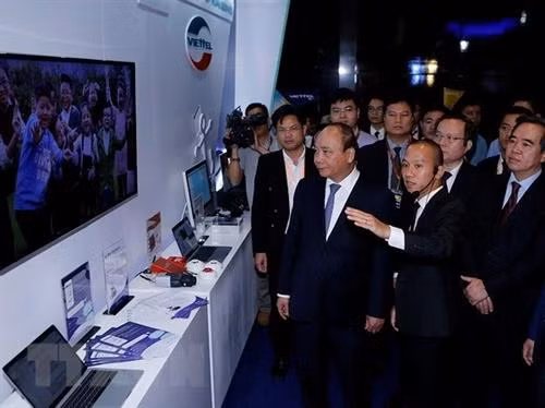 越南政府总理阮春福参观第四次工业革命国际展。图自越通社