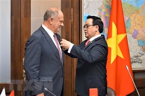 越共中央对外部部长黄平君向俄罗斯共产党主席根纳季•久加诺夫授予越南友谊勋章。图自越通社