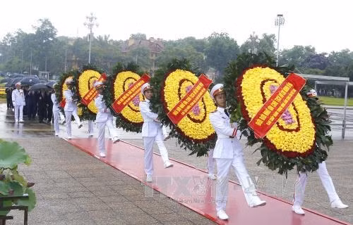 越南党和国家领导人拜谒胡志明主席陵墓。(图片来源:越通社) 越南党和国家领导人拜谒胡志明主席陵墓。(图片来源:越通社)