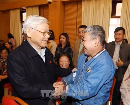 阮富仲总书记与河内市选民们接触。(图片来源:越通社) 阮富仲总书记与河内市选民们接触。(图片来源:越通社)