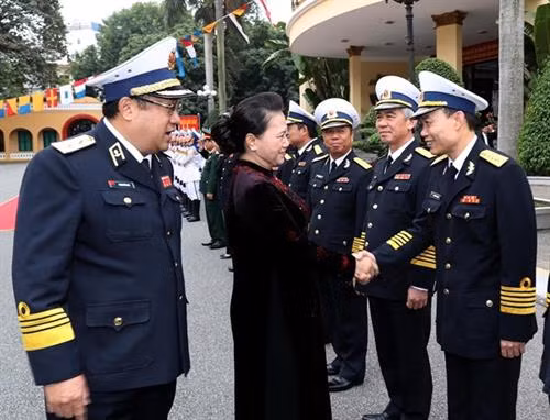 越南国会主席阮氏金银率团走访海军军种干部战士。图自越通社