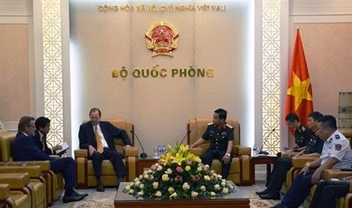 越南国防部副部长黎詹上将(右)会见荷兰达门造船集团总裁René Berkvens。(图片来源:http://www.qdnd.vn) 越南国防部副部长黎詹上将(右)会见荷兰达门造船集团总裁René Berkvens。(图片来源:http://www.qdnd.vn)