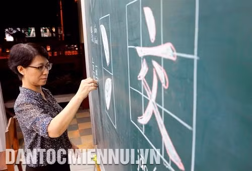 芹苴华文夜校校长郭木莲是为旅居芹苴市华人的维护语言与传承书法工作作出积极贡献的人。记者 福青 摄 除了在结构、笔法、种类等方面的要求,书法艺术还需要学习者的毅力、苦练和特别的个性,通过每个笔迹展现人性的真善美。记者 福青 摄 同奈省定馆县的一家越南华人商店出售的一副副汉字书法对联。记者 福青 摄 芹苴华文夜校校长郭木莲是为旅居芹苴市华人的维护语言与传承书法工作作出积极贡献的人。记者 福青 摄 除了在结构、笔法、种类等方面的要求,书法艺术还需要学习者的毅力、苦练和特别的个性,通过每个笔迹展现人性的真善美。记者 福青 摄 同奈省定馆县的一家越南华人商店出售的一副副汉字书法对联。记者 福青 摄