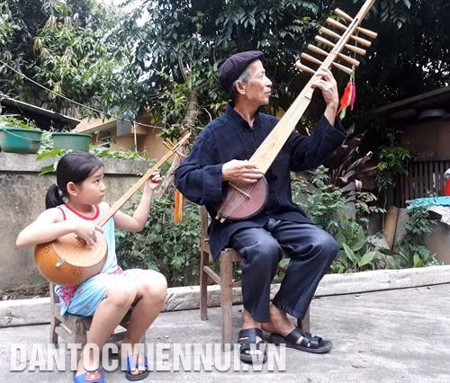 为了保护和发展天曲演唱艺术,住在河江省渭川县高蒲乡的黄德升艺人(右)经常向年青一代传教天琴用法。图:明德 一般来说,天琴只有2-3弦,但北件省三海县的杨文熟艺人已制作了12弦的天琴,可以演奏多种天曲旋律。图:黄原 为了保护和发展天曲演唱艺术,住在河江省渭川县高蒲乡的黄德升艺人(右)经常向年青一代传教天琴用法。图:明德 一般来说,天琴只有2-3弦,但北件省三海县的杨文熟艺人已制作了12弦的天琴,可以演奏多种天曲旋律。图:黄原