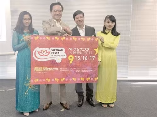 越南驻日本大使阮国强与神奈川县知事黑岩佑治出席2017年神奈川县越南文化节新闻发布会。(图片来源:越通社) 越南驻日本大使阮国强与神奈川县知事黑岩佑治出席2017年神奈川县越南文化节新闻发布会。(图片来源:越通社)