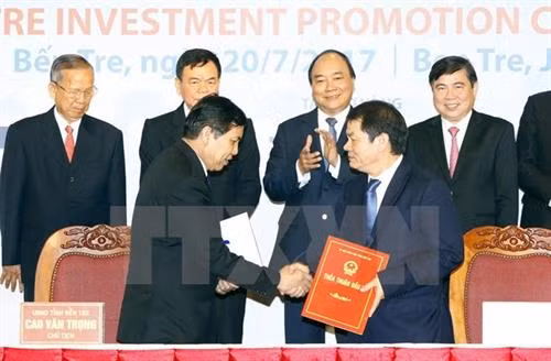 槟椥省领导向各家投资者颁发投资许可证仪式。(图片来源:越通社) 槟椥省领导向各家投资者颁发投资许可证仪式。(图片来源:越通社)