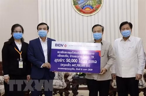 BIDV向老挝政府和人民提供5万美元的援助资金。图自越通社