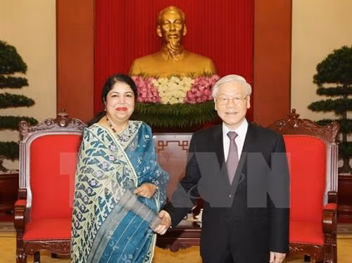 越共中央总书记阮富仲（右）与孟加拉国国民议会议长希琳•沙尔敏•乔杜里。（图片来源：越通社）