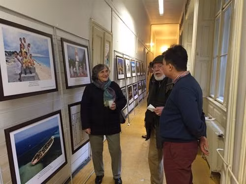 与会代表参观展览会。(图片来源:越通社) 与会代表参观展览会。(图片来源:越通社)