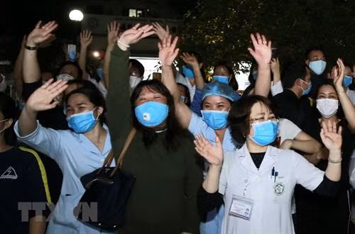 白梅医院结束隔离期。图自越通社 白梅医院结束隔离期。图自越通社