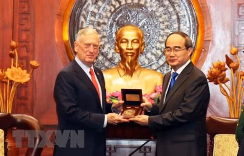 胡志明市市委书记阮善仁(右)会见美国国防部部长詹姆斯⋅马蒂斯 。图自越通社 胡志明市市委书记阮善仁(右)会见美国国防部部长詹姆斯⋅马蒂斯 。图自越通社