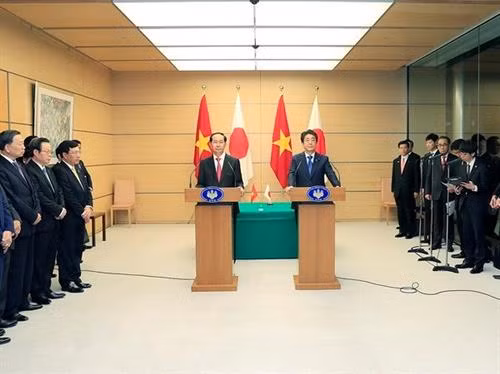 越南国家主席陈大光与日本首相安培普三召开记者。越通社记者 颜创 摄 越南国家主席陈大光与日本首相安培普三召开记者。越通社记者 颜创 摄