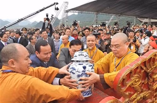 在三祝湖举行的迎水仪式。图自越通社 在三祝湖举行的迎水仪式。图自越通社