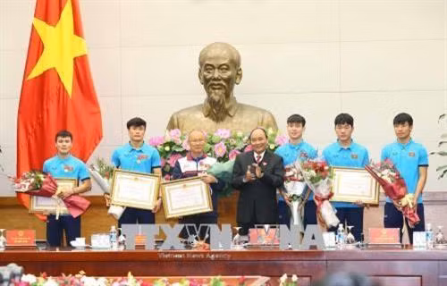 阮春福向越南U23球队韩国籍主教练朴恒绪授予三等劳动勋章。越通社记者统一 摄 阮春福向越南U23球队韩国籍主教练朴恒绪授予三等劳动勋章。越通社记者统一 摄