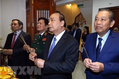 阮春福向越南共产党南方局书记、南方解放军政委阮志青进香。图自：越通社