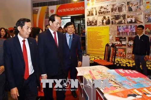 陈大光已参观机关报和地方报纸的展位。越通社记者 颜创 摄 陈大光已参观机关报和地方报纸的展位。越通社记者 颜创 摄