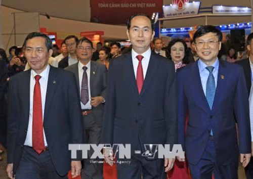陈大光已参观机关报和地方报纸的展位。越通社记者 颜创 摄 陈大光已参观机关报和地方报纸的展位。越通社记者 颜创 摄