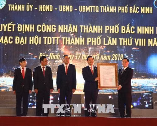 王廷惠(右一)已代表政府总理向北宁市领导授予决定书。 越通社记者 清商 摄 王廷惠(右一)已代表政府总理向北宁市领导授予决定书。 越通社记者 清商 摄